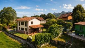a house in a village with a stone wall at Villa Los Bufones de Pria in Llames de Pría