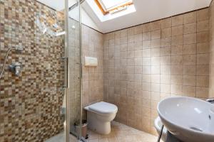 ein Badezimmer mit Toilette, Waschbecken und Dusche in der Unterkunft Hotel Dei Templi in Paestum