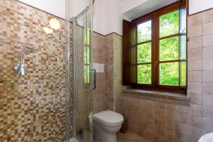 ein Badezimmer mit Toilette, Dusche und Fenster in der Unterkunft Hotel Dei Templi in Paestum + 10 Fotos