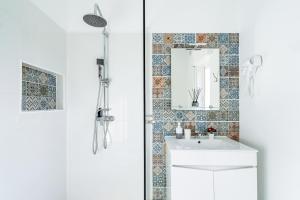 a bathroom with a sink and a mirror at Vivenda Aromas do Algarve in Monte Raposo +98 photos