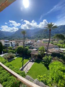 een uitzicht vanaf het balkon van een villa met palmbomen bij The Salvia - Adults Only in Sóller
