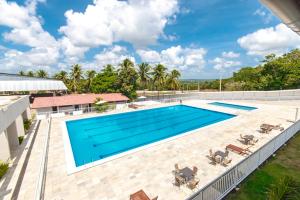 an overhead view of a swimming pool on a building at Hotel SESI PB - Parque da Mata in Rio Tinto