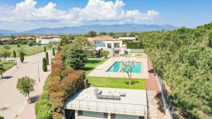 an aerial view of a house with a swimming pool at Majordoms Golf Peralada in Peralada