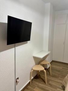 a room with a desk and a tv on a wall at SOLyMAR in Garrucha