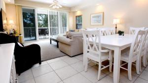 a living room with a white table and chairs at 612 Mariners Club in Key Largo