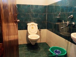 ein Badezimmer mit Toilette und Waschbecken in der Unterkunft Lal Bangla Homestay in Chaukori + 29 Fotos