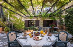 an outdoor table with food and fruit on it at Corinthian Blue Retreat in Katakoúli