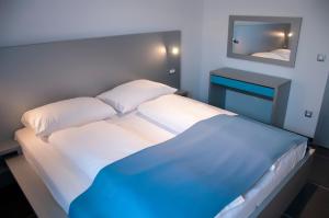 Postel nebo postele na pokoji v ubytování Whitehouse Apartments
