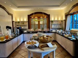 eine große Küche mit einem Tisch, auf dem Essen steht in der Unterkunft Hotel Antoniushütte in Balve