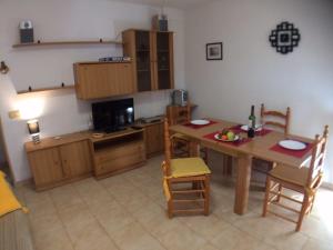 eine Küche mit einem Holztisch und einem Esszimmer in der Unterkunft Apartment Asequin Beach in Torrevieja