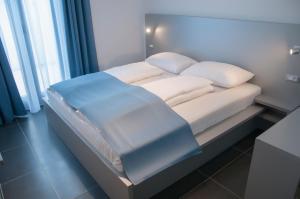 Postel nebo postele na pokoji v ubytování Whitehouse Apartments