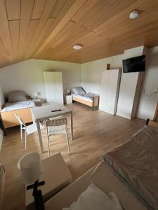 a room with a room with a table and chairs at Helles 3 Bett Zimmer in Jerrishoe