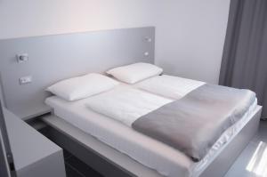 Postel nebo postele na pokoji v ubytování Whitehouse Apartments