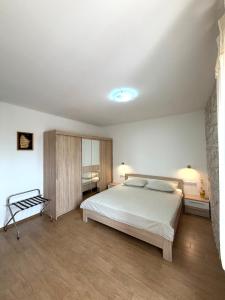 a bedroom with a large bed in a room at Tea Rooms II in Bale