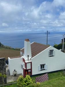 a white house with the ocean in the background at Angelic Sea View in Bretanha