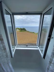 a window in a room with a view of a field at Angelic Sea View in Bretanha