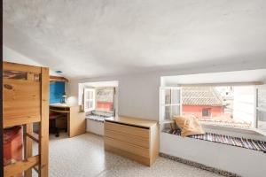 a room with a desk and a large window at Buhardilla en centro histórico in Málaga