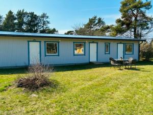 a house with a table and chairs in a yard at Tofta Strand Bed & Breakfast Dubbelrum 93 in Visby