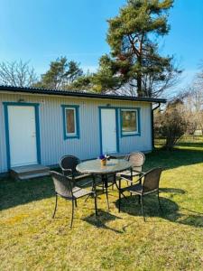a table and chairs in front of a house at Tofta Strand Bed & Breakfast Dubbelrum 93 in Visby