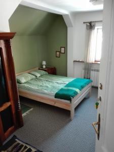 a bedroom with a large bed in a room at Apartament Słoneczny - Krynica Zdrój in Krynica Zdrój