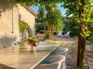 a table and chairs in a yard with a patio at Approdo in Ortona