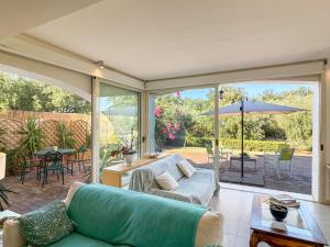 a living room with a couch and an umbrella at Approdo in Ortona