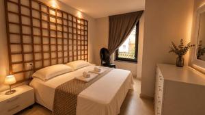 a bedroom with a large white bed and a window at Diamante sull'acqua in Sale Marasino