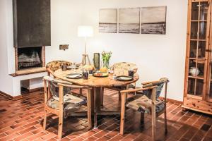 a dining room with a wooden table and chairs at FeWo Adele ruhige Auszeit am Dümmersee in Hüde +6 photos