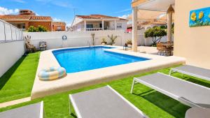 a swimming pool in the backyard of a house at Casa Lovely in Daimuz