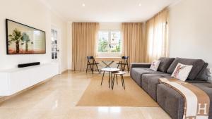 a living room with a couch and a table at Casa Lovely in Daimuz