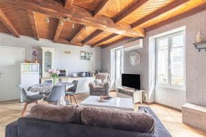 a living room with a couch and a table at Chez Catherine Et Gérard in Tonnay-Charente