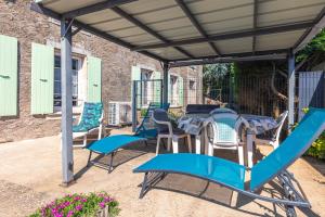 a patio with a table and chairs under a pergola at Chez Catherine Et Gérard in Tonnay-Charente