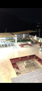 a large amphitheater with a skate park in the middle at Green Vista in Māḩiş