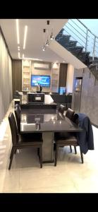 a dining room with a table and some chairs at Green Vista in Māḩiş