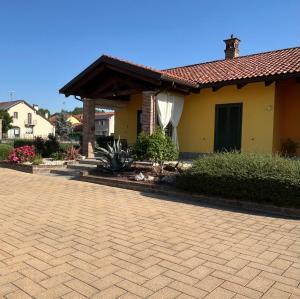 a house with a brick driveway in front of it at Ca Sofia in Cervere