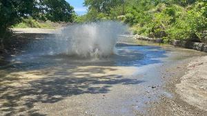 eine Wasserlache am Straßenrand in der Unterkunft Frailin Merete in San Felipe de Puerto Plata