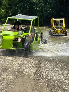 Eine Gruppe von Menschen, die in einem Quad im Wasser fahren in der Unterkunft Frailin Merete in San Felipe de Puerto Plata + 6 Fotos
