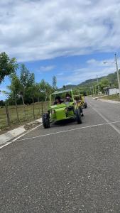 Ein paar grüne Jeeps fahren eine Straße entlang in der Unterkunft Frailin Merete in San Felipe de Puerto Plata