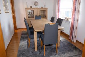 a dining room table and chairs in a room at Ferienwohnung Felsenidyll in Bundenthal
