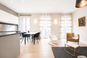 a kitchen and living room with a table and chairs at F2 balcon à 1minute de la plage in Saint-Raphaël