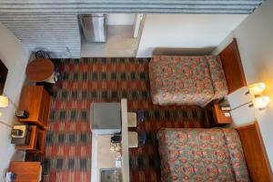 an overhead view of a hotel room with two chairs at Carolina Inn Anderson Clemson Area in Anderson +17 photos