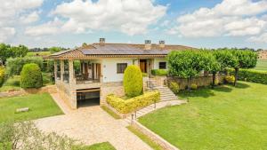 an aerial view of a house with a garden at Majordoms Vila in Cornellá de Terri