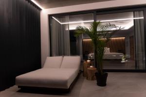 a living room with a white couch and a plant at Luxury Experience Suites in Toledo +59 photos