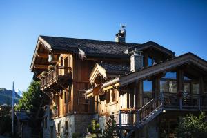 a large wooden house with balconies and windows at La Bouitte - Hôtel Relais & Châteaux in Saint-Martin-de-Belleville
