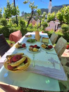 a picnic table with plates of food on it at Vila Ansi Klean in Udënisht