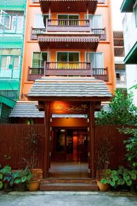 un edificio con balcón en la parte superior en Lamphu Tree House Boutique Hotel en Bangkok
