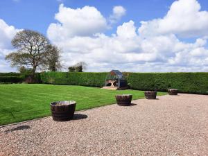 a garden with a dog statue in the grass at Plum Cottage in Anderby