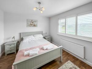 a bedroom with a large bed with two pillows at Magnolia Lodge - Uk51603 in Peel +8 photos