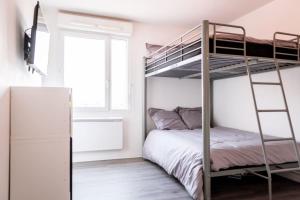 a bedroom with two bunk beds and a window at Le 82 - Studio pour 4 à 3 minutes de Disneyland Paris in Montévrain
