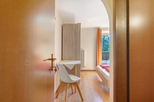 a room with a desk and a chair and a bed at Rienznerhof Natureplace in Montagna